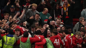 El festejo viral de aficionados del Manchester United que sale mal