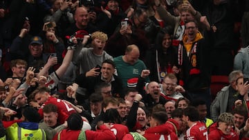 MANCHESTER (United Kingdom), 18/04/2025.- Manchester United's players celebrate with fans after the UEFA Europa League quarter-finals 2nd leg soccer match between Manchester United and Olympique Lyonnais, in Manchester, Britain, 17 April 2025. (Reino Unido) EFE/EPA/ADAM VAUGHAN