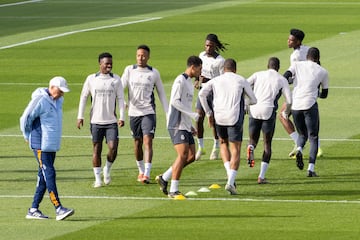 Carlo Ancelotti junto al grupo durante el entrenamiento. 