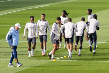 Carlo Ancelotti junto al grupo durante el entrenamiento. 