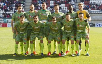 La Hoya Lorca present¨® su segunda equipaci¨®n de color verde en la que se simulaba la forma del br¨®coli. El equipo murciano, que acaba de ascender a Segunda, utiliz¨® tal indumentaria durante la temporada 2014/15 en honor a uno de los productos estrella de la huerta murciana.