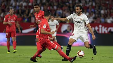 Franco Vázquez, ante varios adversarios.