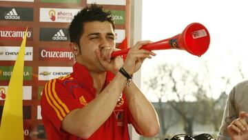 David Villa probó a hacer sonar la dichosa vuvuzela durante al entrevista que le hicieron aquel 5 de julio en el set de Mediaset.