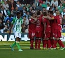 El Mallorca vence con ayuda y Caparrós coge aire ante el Betis