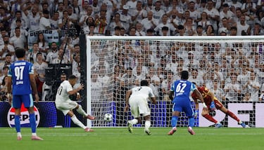 2-1. De nuevo Kylian Mbappé anota desde los once metros superando a Gerónimo Rulli.