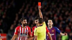 Soccer Football - La Liga Santander - FC Barcelona v Atletico Madrid - Camp Nou, Barcelona, Spain - April 6, 2019   Atletico Madrid&#039;s Diego Costa is shown a red card by referee Jesus Gil Manzano              REUTERS/Albert Gea