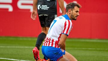 Cristhian Stuani, jugador del Girona, se lamenta por una ocasi&oacute;n fallada.