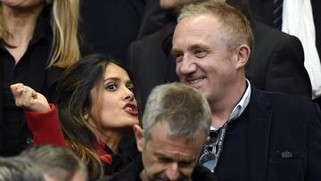Francois-Henri Pinault junto a su esposa, la actriz mexicana, Salma Hayek, durante la Final de la Copa de Francia entre el Rennes y el Guingamp.