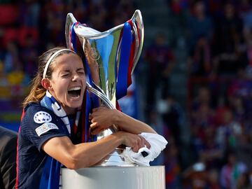 Aitana Bonmatí se abraza, exultante de alegría, al trofeo.