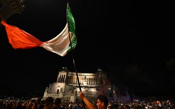 Los aficionados italianos celebran la victoria de su selección en Roma.