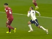 El cruce de cables de Xavi Simons que le ha costado la roja directa: vean dónde le clava los tacos a Van Dijk