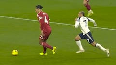 El cruce de cables de Xavi Simons que le ha costado la roja directa: vean dónde le clava los tacos a Van Dijk