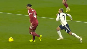 El cruce de cables de Xavi Simons que le ha costado la roja directa: vean dónde le clava los tacos a Van Dijk