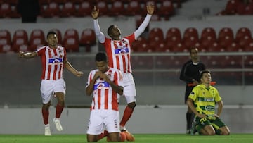 James Sánchez de Junior reza después de pasar a la siguiente fase de la Copa Sudamericana en el juego entre Defensa y Justicia