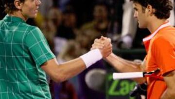 <b>CONSUELO. </b>El checo Tomas Berdych estrecha la mano del suizo Roger Federer, al que derrotó.