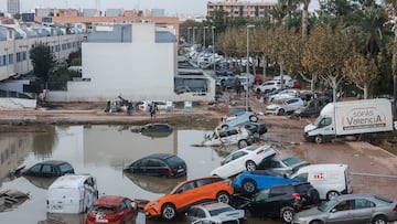 Efectos de la DANA en el municipio de Alfafar, a 30 de octubre de 2024, en Valencia, Comunidad Valenciana (España). La Comunitat Valenciana ha registrado la gota fría "más adversa" del siglo en la región. La Generalitat ha activado el procedimiento de múltiples víctimas por "prevención de lo que pueda venir", después de que el primer balance apunte a 51 víctimas mortales como consecuencia del temporal. En estos momentos, todavía hay personas esperando a ser rescatadas y puntos sin cobertura de telefonía y sin luz.
30 OCTUBRE 2024;DANA;RIADA;ALFAFAR;VALENCIA;LLUVIA;COCHES
Rober Solsona / Europa Press
30/10/2024