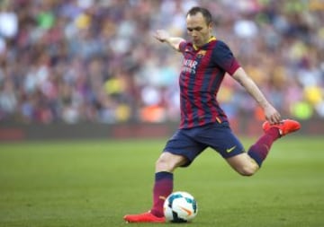El jugador del FC Barcelona Andrés Iniesta, consigue marcar el tercer gol de su equipo en el partido ante el Osasuna de la vigésimo octava jornada de la Liga de Primera División que se juega hoy el Camp Nou de Barcelona.