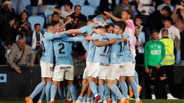 VIGO, 26/04/2023.- Los jugadores del Celta de Vigo celebran el gol de Joseph Aidoo, primero del equipo gallego ante el Elche, durante el partido de la jornada 31 de LaLiga disputado este miércoles en el estadio de Balaídos, en Vigo. EFE / Salvador Sas
