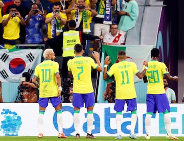 Jugadores brasileños celebran uno de los goles.
