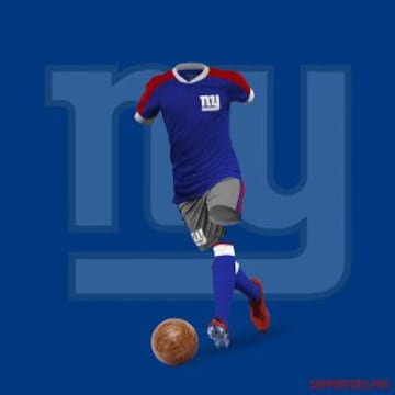 ¿Te imaginas cómo lucirían las camisetas de los 32 equipos de la NFL si fueran de fútbol? Aquí los Gigantes de Nueva York.