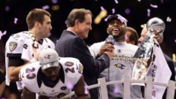 Los Ravens celebran la victoria.