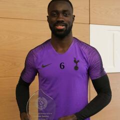 Davinson Sánchez recibe premio a 'Campeón Comunitario'