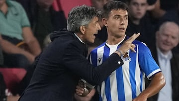Imanol Alguacil instruye a Zubimendi ante el PSV.