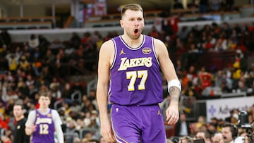 Luka Doncic, base de Los Angeles Lakers, celebra una canasta ante Chicago Bulls.