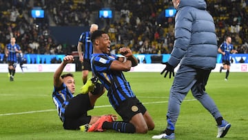 Denzel Dumfries celebra junto a Lautaro Martínez y un miembro del cuerpo técnico el segundo gol de los dos que anotó ante el Atalanta en la Supercopa de Italia celebrada en el Estadio de la Universidad Rey Saúd Al-Awwal Park.