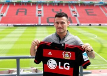 Charles Aránguiz fichó en Bayer Leverkusen después de un gran año en el Inter de Porto Alegre. El volante se recupera de un corte de tendón de aquiles.