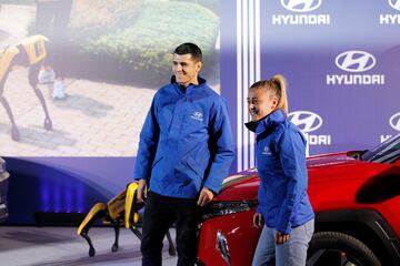 Ocho jugadores, cuatro del primer equipo masculino y cuatro del primer equipo femenino, junto a Simeone y ?scar Fern¨¢ndez, entrenadores de ambos equipos, estuvieron presentes en el acto de entrega de coches por parte del patrocinador Hyundai.