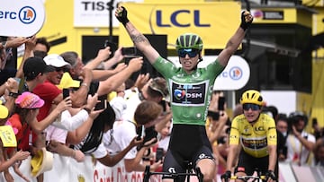 Team DSM's Dutch rider Lorena Wiebes, followed by Team Jumbo Visma's Dutch rider Marianne Vos (R), celebrates as she cycles to the finish line to win the 5th stage of the new edition of the Women's Tour de France cycling race, 175,6 km between Bar-le-Duc and Saint-Die-des-Vosges, eastern France, on July 28, 2022. (Photo by Jeff PACHOUD / AFP)