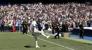 El jugador brasileño ha sido presentado en el estadio Santiago Bernabéu de la mano del presidente Florentino Pérez y acompañado de su familia.