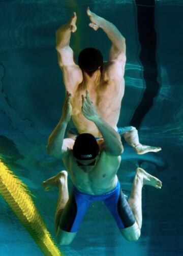 Esta imagen tomada con una cámara submarina muestra nadador francés Thomas Dahlia competir en la final de 100 metros durante los campeonatos de natación de Francia en Chartres. 