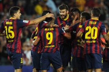 Barcelona-Valladolid. 1-1. Alexis celebra el gol del empate con sus compañeros.