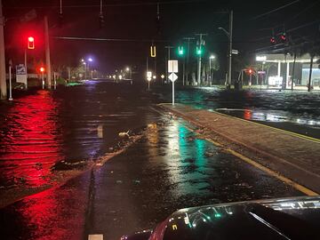 Vista de una carretera inundada por la marejada ciclónica causada por el huracán Milton, en el condado de Lee, Florida.