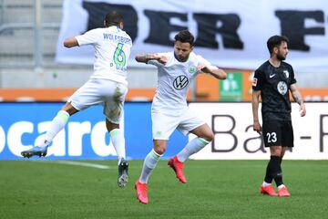 Celebración de Renato Steffen y Paulo Otavio del Wolfsburg.