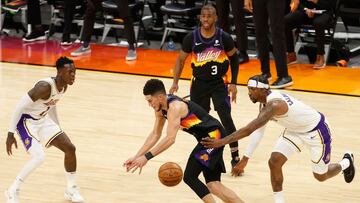 PHOENIX, ARIZONA - MAY 23: Devin Booker #1 of the Phoenix Suns loses control of the ball defended by Kentavious Caldwell-Pope #1 of the Los Angeles Lakers during the first half of Game One of the Western Conference first-round playoff series at Phoenix Suns Arena on May 23, 2021 in Phoenix, Arizona. NOTE TO USER: User expressly acknowledges and agrees that, by downloading and or using this photograph, User is consenting to the terms and conditions of the Getty Images License Agreement. Christian Petersen/Getty Images/AFP
== FOR NEWSPAPERS, INTERNET, TELCOS & TELEVISION USE ONLY ==