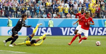 Michael Lang hace falta a Martin Olsson en los ¨²ltimos minutos del encuentro.