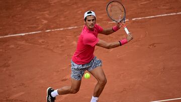 Federico Coria devuelve una bola durante su partido ante Benoit Paire en Roland Garros de 2020.