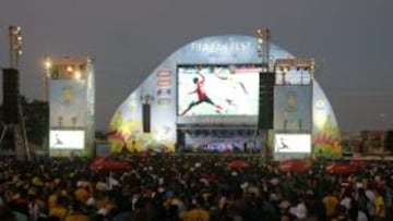 Aficionados brasileños durante el partido de su selección contra Colombia en una pantalla gigante, en el Fifa Fan Fest en Brasilia (Brasil). Brasil ganó 2-1 a Colombia.