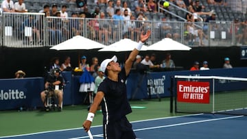 El tenista estadounidense Brandon Nakashima saca durante su partido ante Milos Raonic en el Torneo de Atlanta.