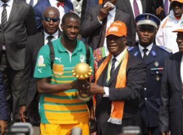 La ciudad de Abidjan se llenó de una multitud de marfileños deseosos de ver a su selección como campeones de África. El Presidente de Costa de Marfil, Alassane Ouattara, y Yaya Toure.