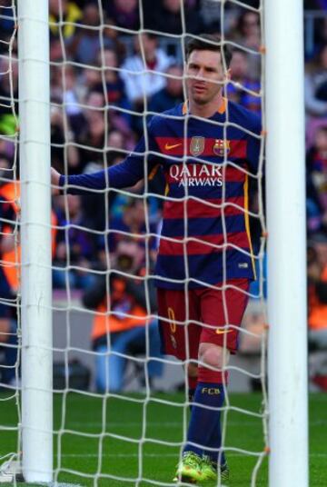 Messi se lamenta, después de que Guaita parara el penalti lanzado por el argentino.