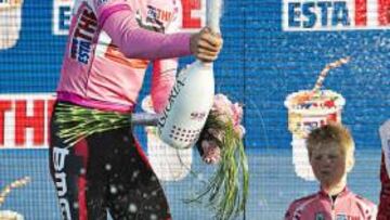 <b>DE ROSA. </b>Taylor Phinney celebra con cava su liderato en el Giro.