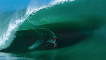 Eimeo Czermak surfeando una ola en Teahupoo, Tahit&iacute; (Polinesia Francesa) el viernes 13 de agosto del 2021. 