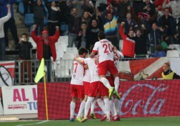 2-2. Corona celebra el segundo tanto con sus compañeros.