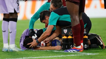 Soccer Football - Europa League - AS Roma v Athletic Bilbao - Stadio Olimpico, Rome, Italy - September 26, 2024 Athletic Bilbao's Daniel Vivian receives medical attention after sustaining an injury REUTERS/Ciro De Luca
