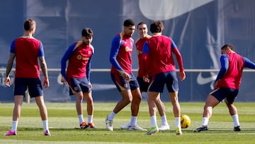 Araújo, en el entrenamiento con Pedri, Oriol Romeu y João Félix.