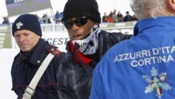 El golfista estadounidense Tiger Woods (c), novio de la esquiadora estadounidense Lindsey Vonn, durante el supergigante en la Copa del Mundo de esquí alpino en Cortina d'Ampezzo (Italia)